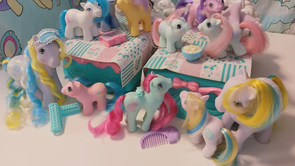 Muovisten My Little Pony -lelujen kampaamo Museo Leikin näyttelyssä Poniystävyys on ikuista