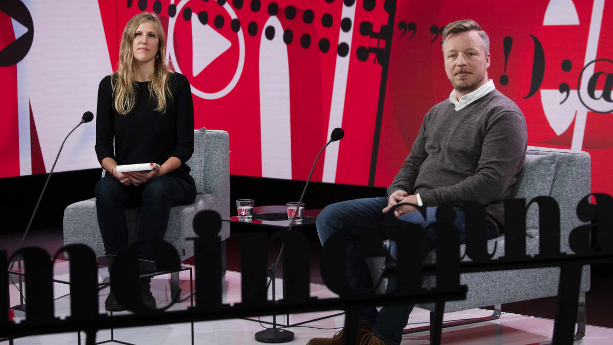 Venla Pystynen ja Panu Karhunen tv-studiossa.