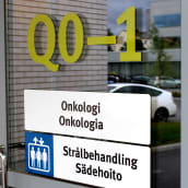 Sjukhusdörr med texten "Onkologi/Strålbehandling"