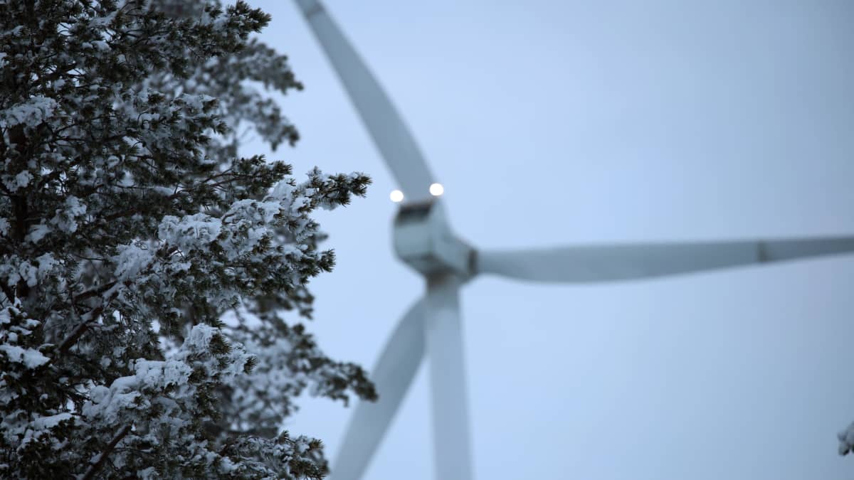 Tuulivoimala talvisessa metsässä.