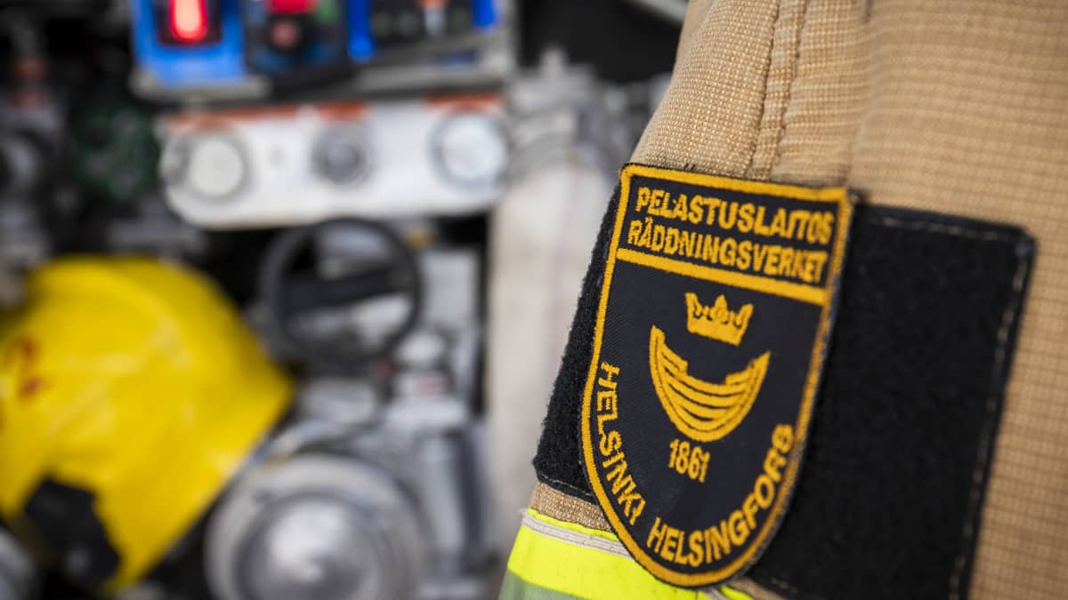 Pelastuslaitos Helsinki hihamerkki palomiehen takissa