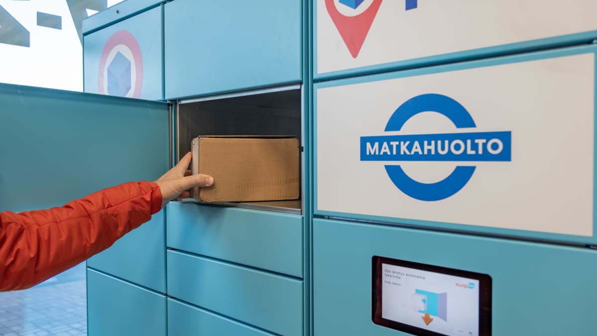 Henkilö noutaa pakettia pakettipisteestä.