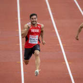 Kuvan 100 metrin alkuerissä karsittiin urheilijoita välieriin, jonne kauden tilastokerma eteni vailla juoksun juoksua. 