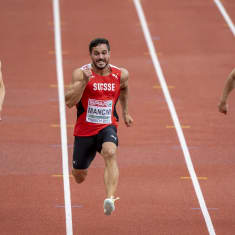 Kuvan 100 metrin alkuerissä karsittiin urheilijoita välieriin, jonne kauden tilastokerma eteni vailla juoksun juoksua. 