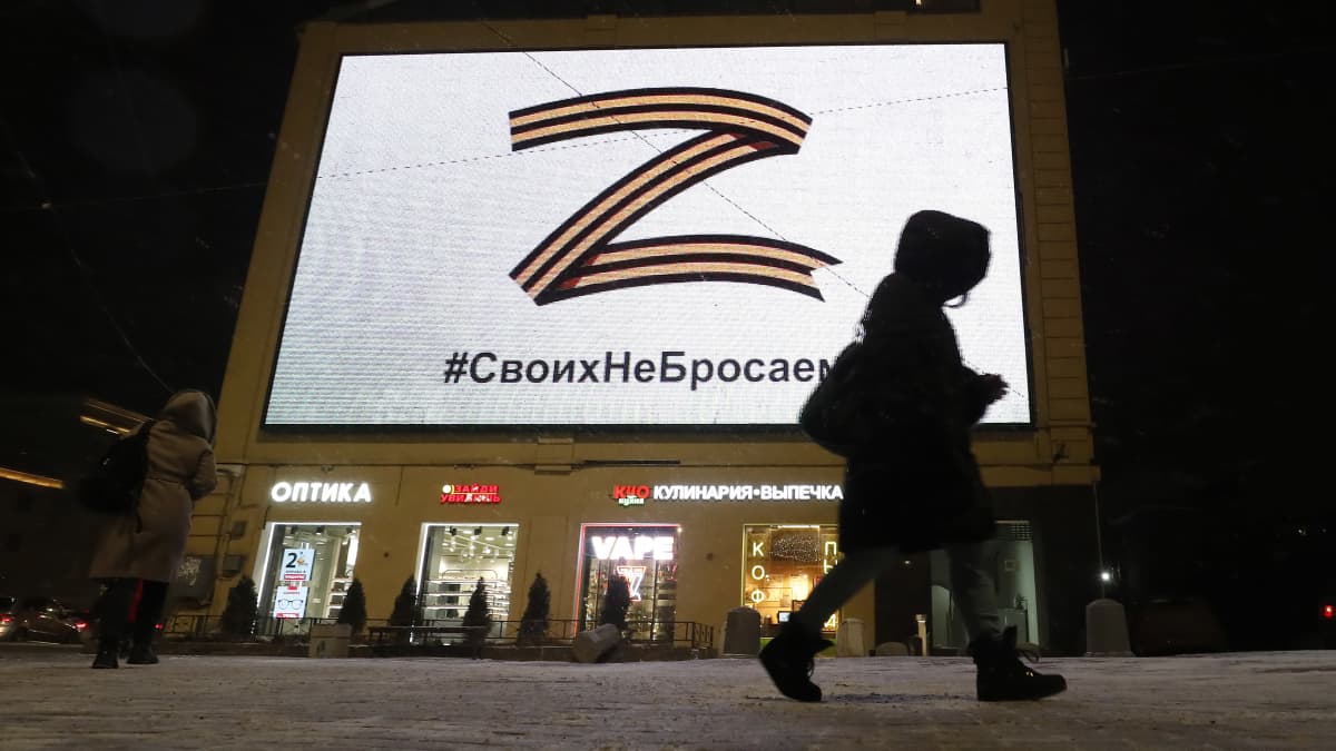 Pietarilainen mainostaulu, jossa on kuvattu Z-kirjain.