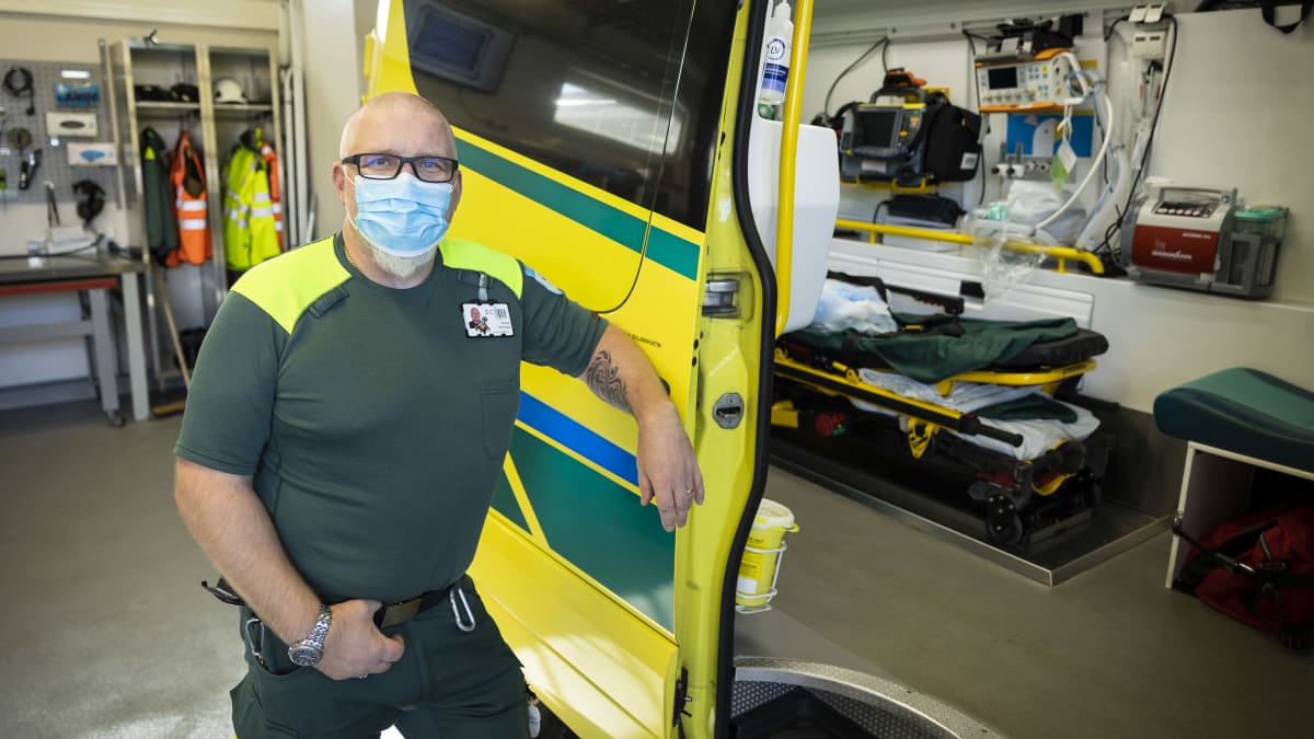 Marko Hansisalo ambulanssin vieressä. 
