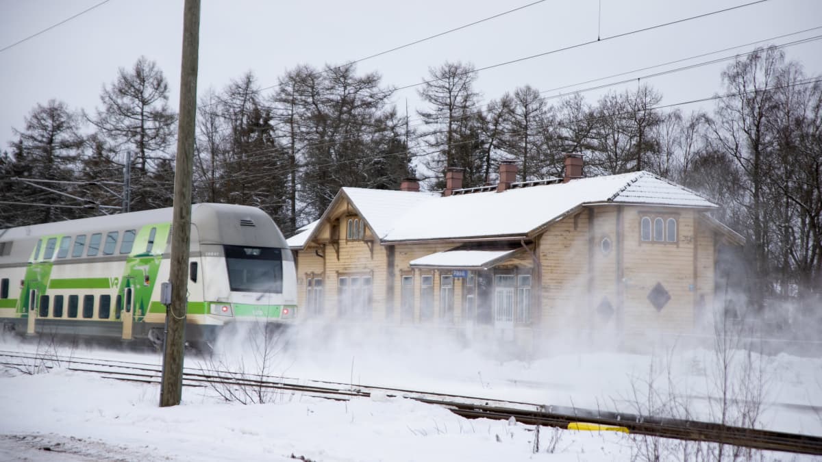 Juna ajaa Piikkiön vanhan rautatieaseman ohi talvisäässä. 