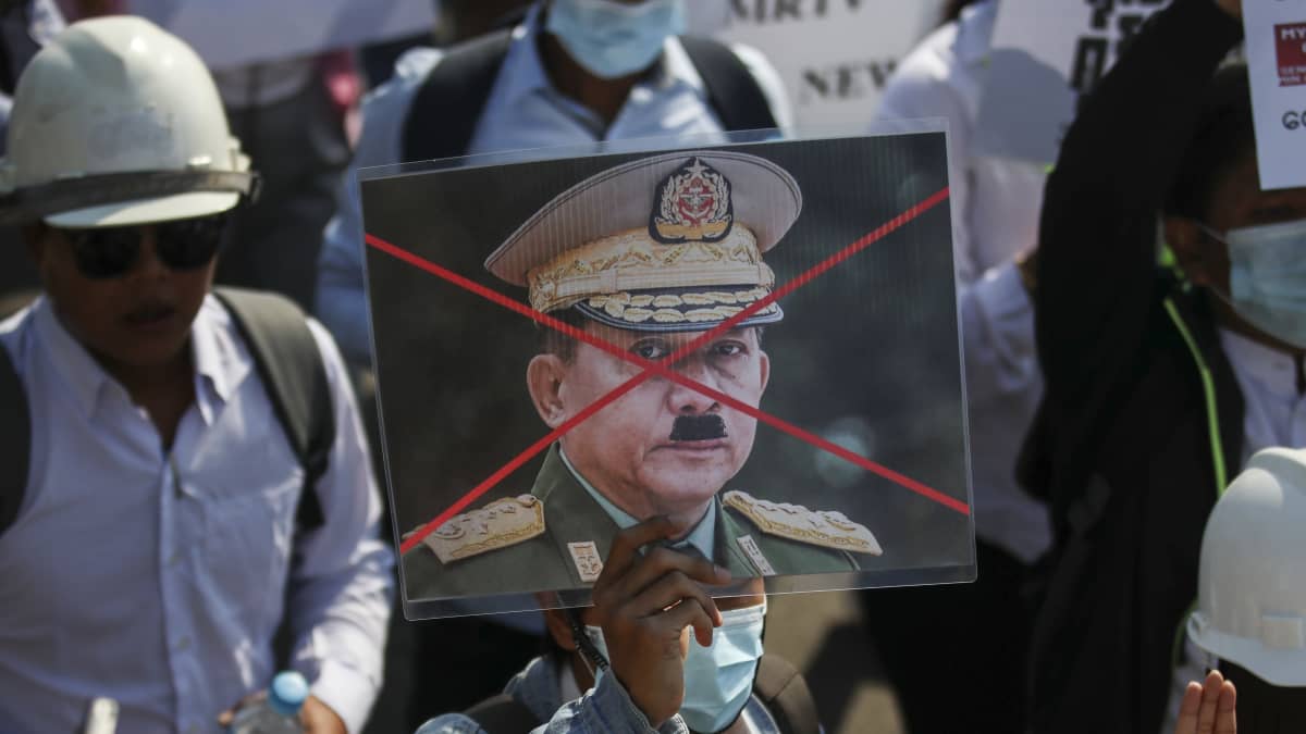 Mielenosoittaja osoittaa mieltään armeijan päällikköä  Min Aung Hlaingi vastaan, jolle on piirretty Hitler-viikset.