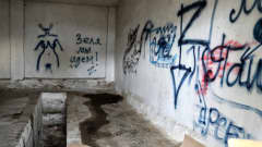 Graffiteja ja venäläisiä kirjoituksia kellarin seinillä.