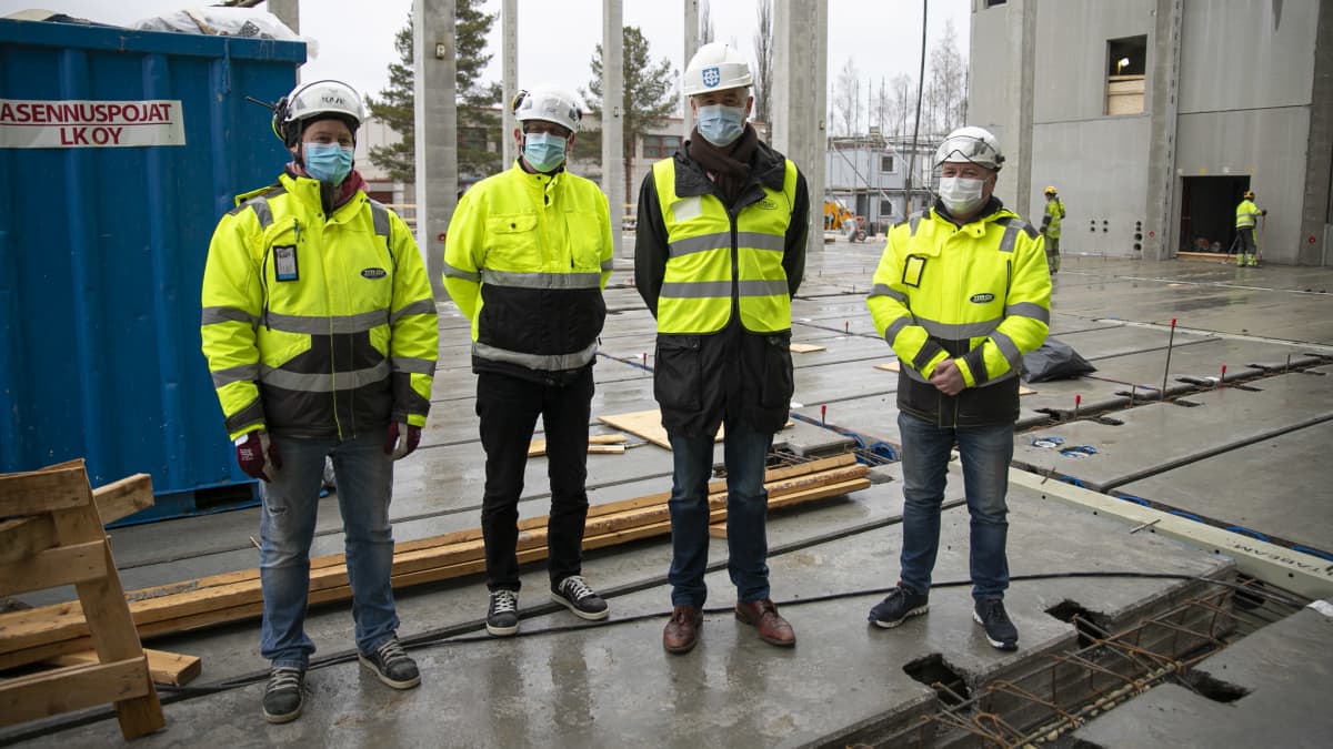 Rakennusmiehiä Forssan monitoimitalon rakennustyömaalla. 