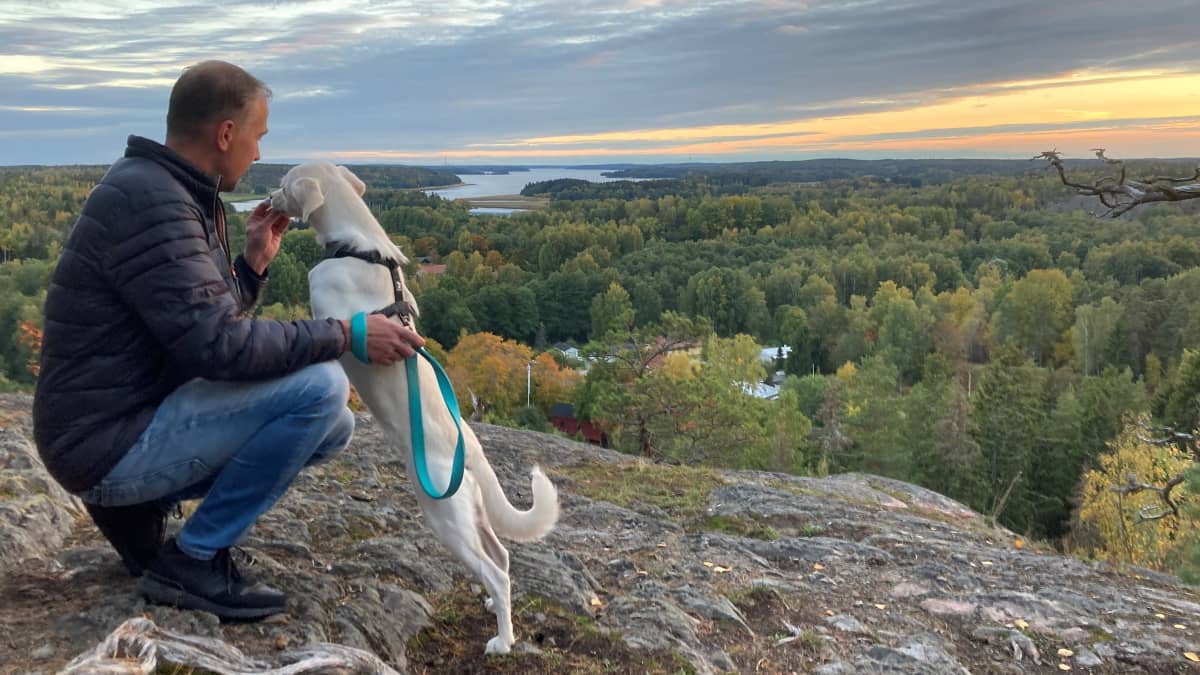 Tommi Paakki rescue-koiransa Bellan kanssa Pohjan kylän kallioilla Raaseporissa.