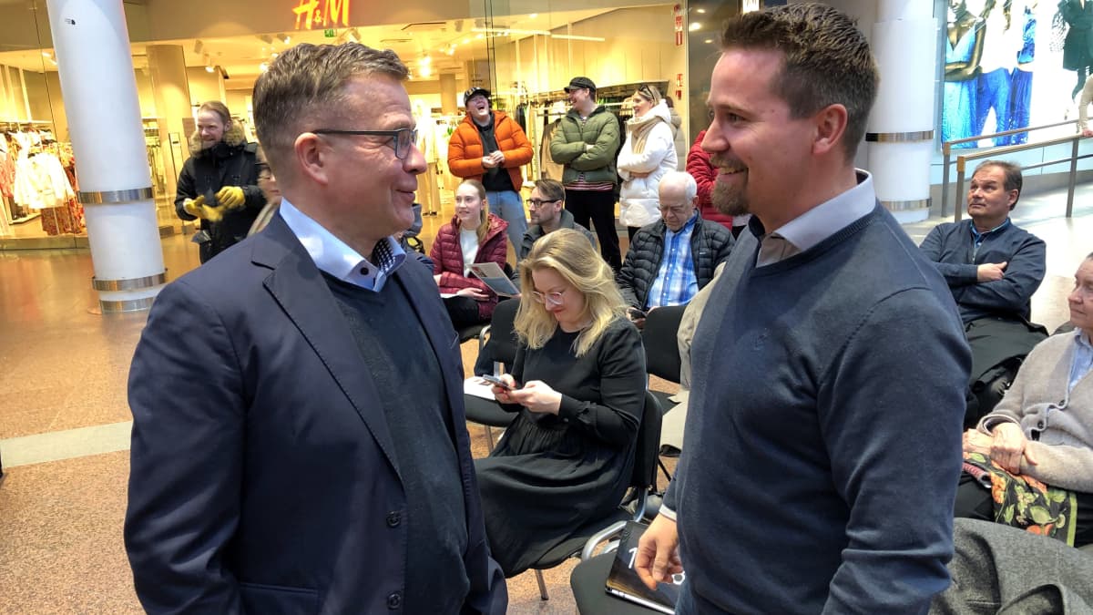 Petteri Orpo ja Timo Haapanen keskustelevat Turun Hansakorttelissa.