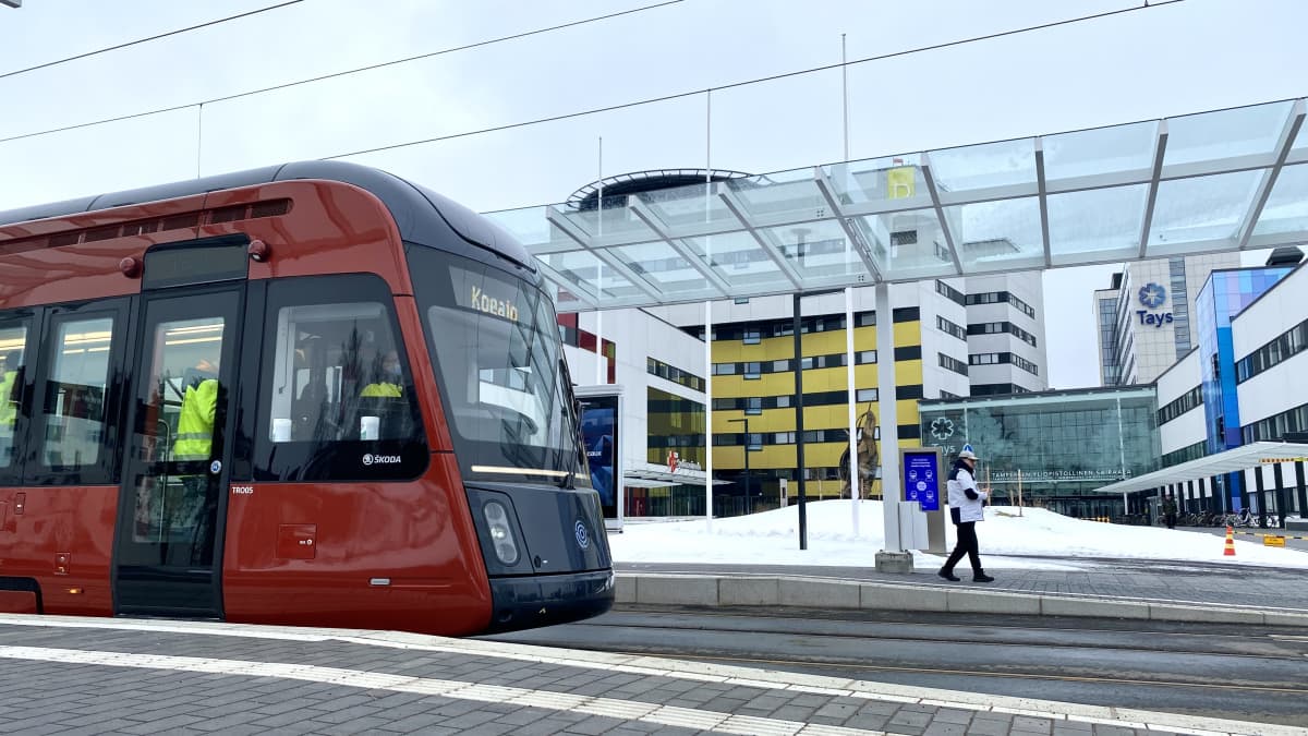 Ratikka pysähdyksissä Taysin edessä olevalla pysäkillä.
