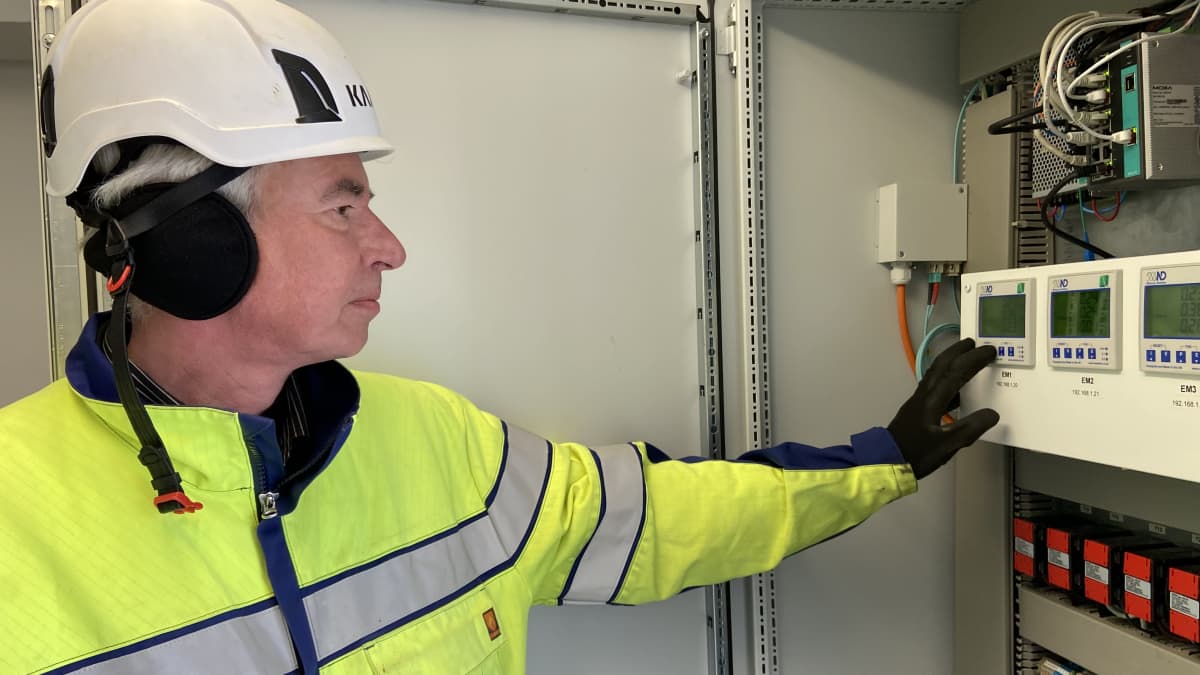 EPV Energian automaatio- ja sähköpäällikkö Jari Heinilä tutkii, miten aurinkopaneelit ovat tuottaneet talven aikana. 