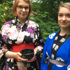 Saara Kauppinen ja Jennimari Koskela Oulun suomalais-japanilaisesta yhdistyksestä.