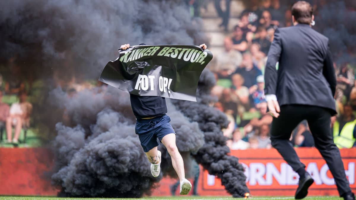 Katsoja ryntää kentälle Groningenin ja Ajaxin ottelussa 14.5.2023.