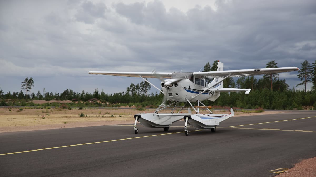 Cessna T206H lentokone Pyhtään lentokentällä.