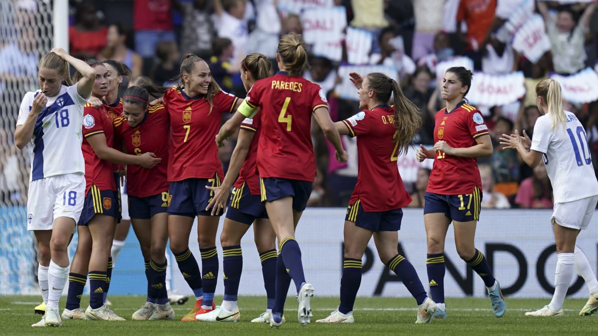 Espanjan pelaajat juhlivat maalia EM-kisoissa 2022 Suomea vastaan.