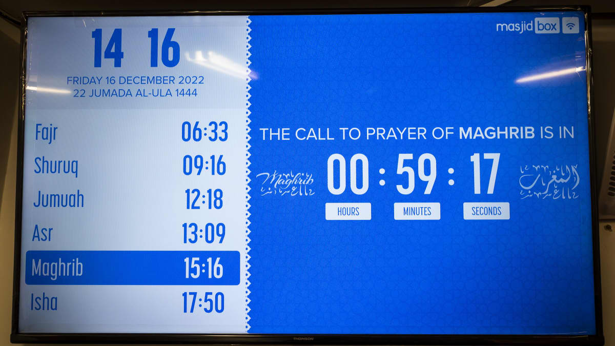infotaulu joka näyttää oikean rukousajan Suomen islamilaisen yhdyskunnan moskeijassa Helsingissä