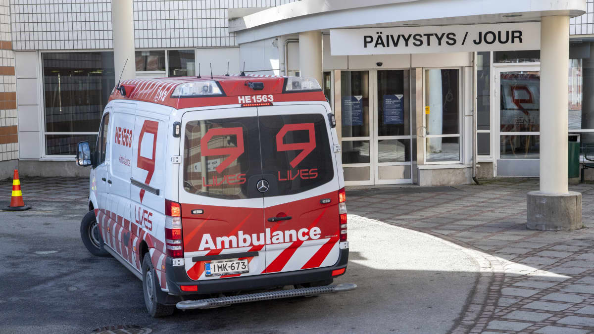 Ambulanssi Peijaksen sairaalan päivystyksessä Vantaalla.