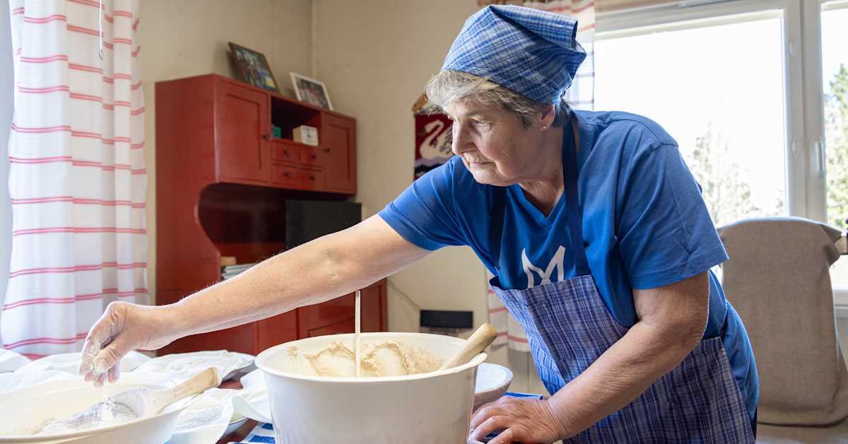 Sadat tuhannet katsovat Tiktokista, kun mummot kokkaavat – näin Terttu Ahonen tekee joutsenolaista rieskaa