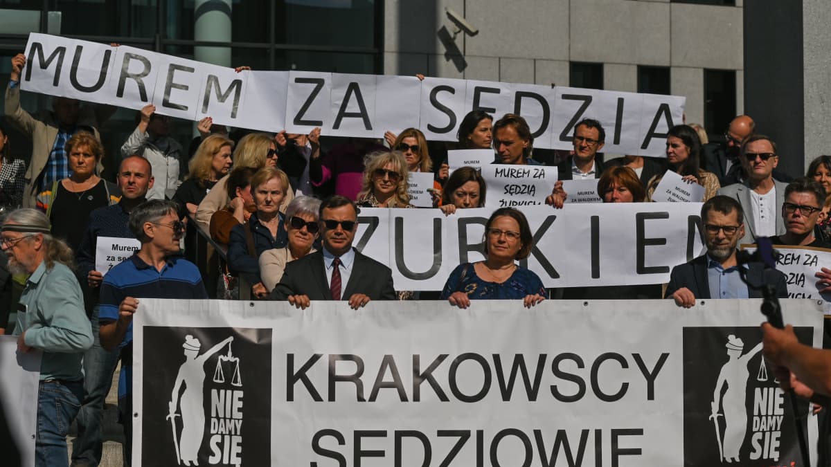 Puolalaiset tuomarit osoittivat tukijoineen mieltään maanantaina Krakovassa vetoomustuomioistuimen edessä, puolustaakseen tuomari Waldemar Żurekia. Żurek on noussut yhdeksi oikeuslaitoksen itsenäisyyttä puolustavan liikkeen kärkihahmoista.