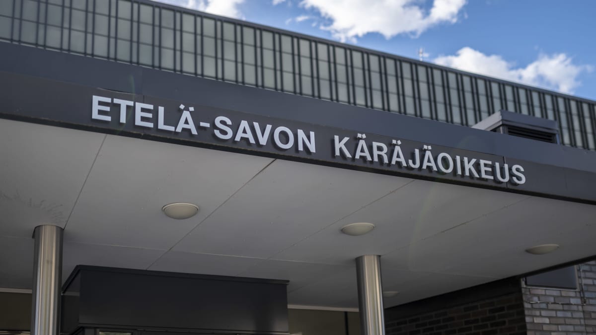 Etelä-Savon käräjäoikeuden sisäänkäynnistä kuva.