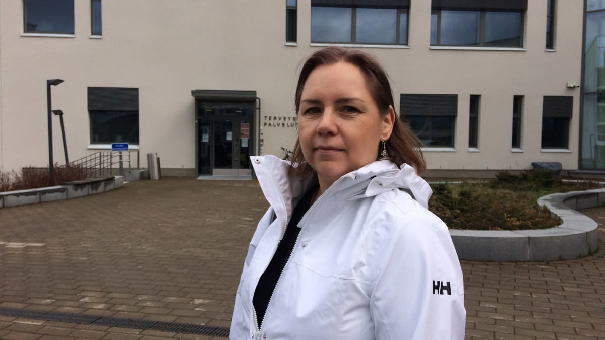 Taru Herranen seisoo Vuoreksen pihalla 