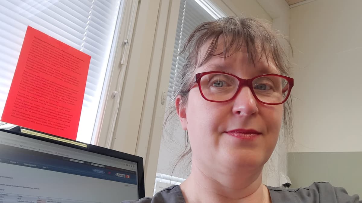 Nainen on ottanut selfien itsestään tietokoneen ääressä 