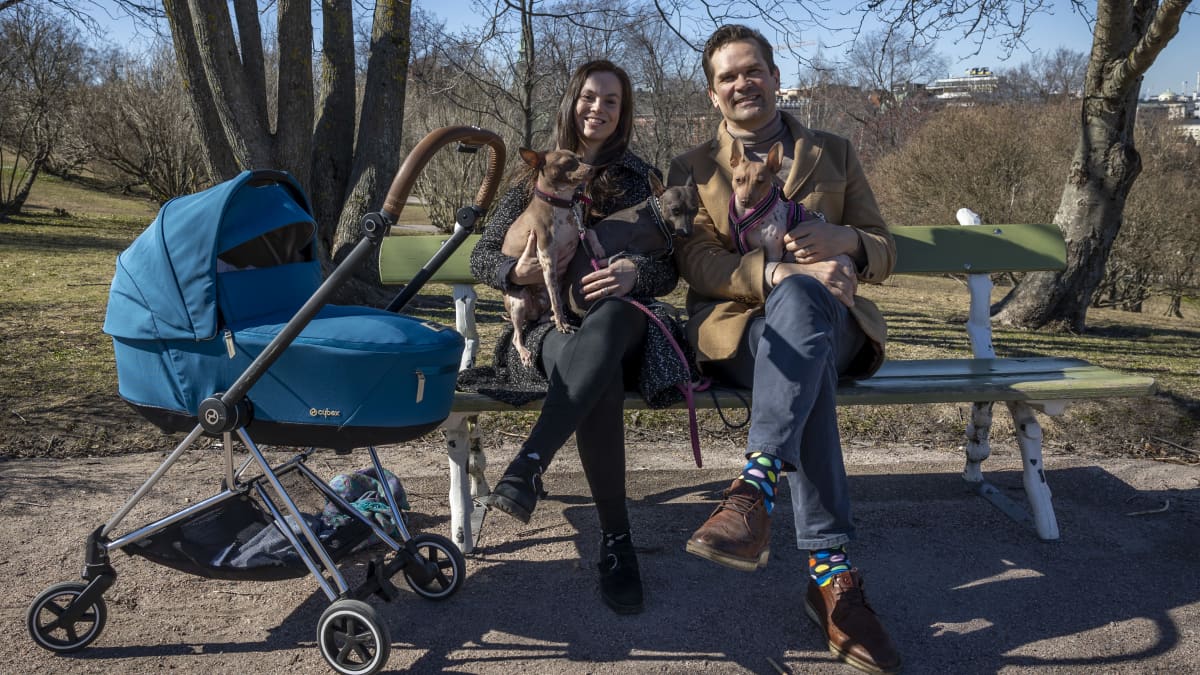 Mika Aaltola, vaimonsa Kirsin sekä kolmen amerikankarvatonterrieri koiran kanssa puiston penkillä Helsngin Tähtitorninmäellä, mukana myös rattaisa oleva vauva