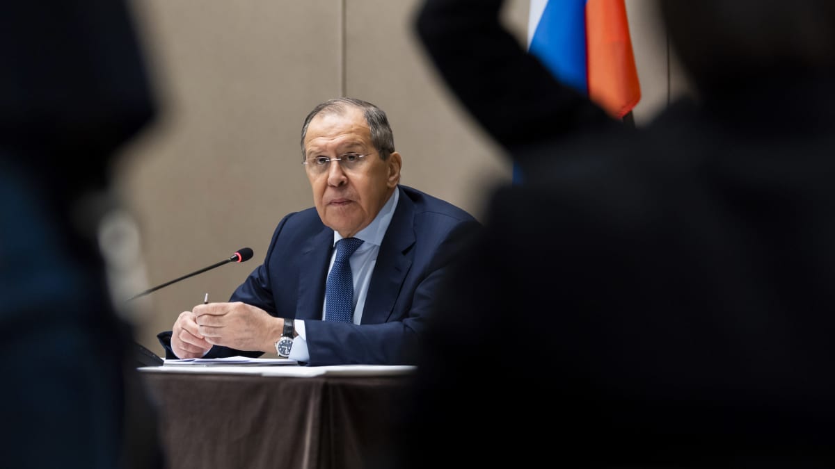 Venäjän ulkoministeri Sergei Lavrov Genevessä pitämässä lehdistötilaisuuttaan.