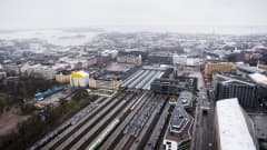 Ilmakuvassa on Helsingin päärautatieasema toukokuussa 2021.
