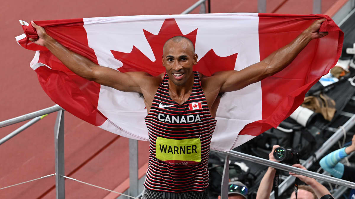 Damian Warner juhlii olympiakultaa kymmenottelussa.