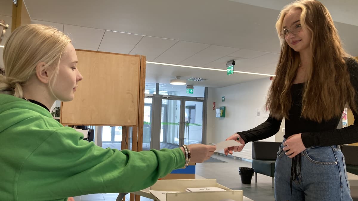 Inna Mattila saa äänestyslipukkeen Nuorten vaaleissa.