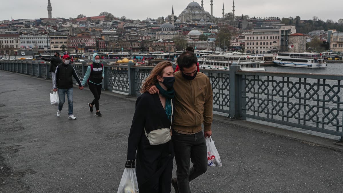 Kävelijöitä Istanbulin Galata-sillalla maanantaina.