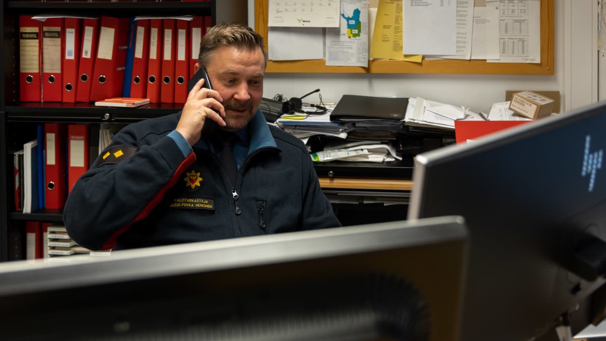 Palotarkastaja neuvoo puhelimitse asiakasta lämmitysasioissa.