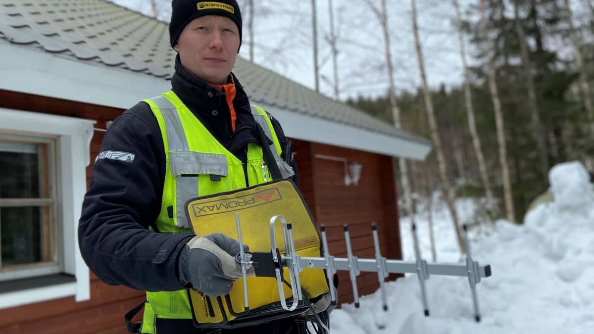 Antenniasentaja Tuomas Tarkiainen mittaa parhaan signaalin eri tukiasemien joukosta.