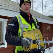 Antenniasentaja Tuomas Tarkiainen mittaa parhaan signaalin eri tukiasemien joukosta.
