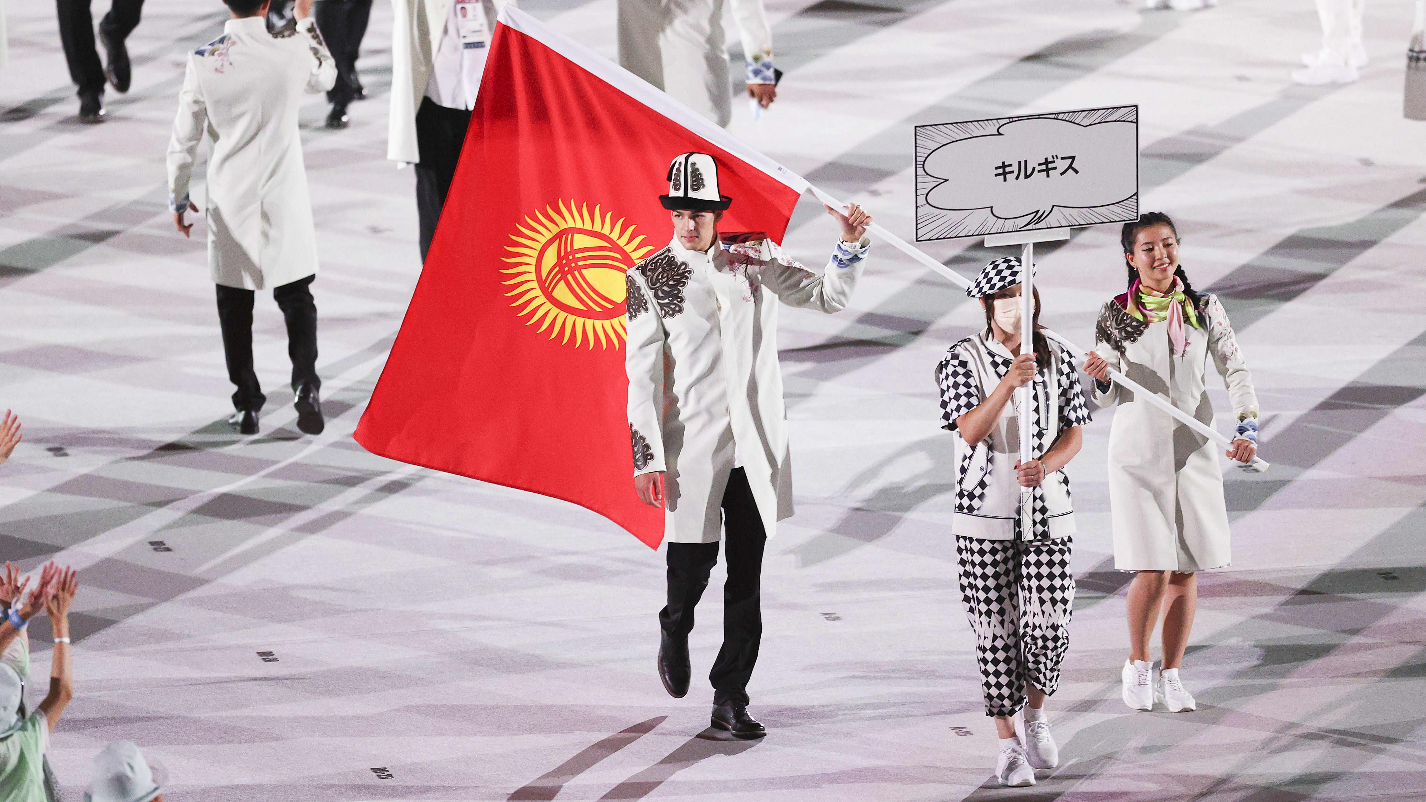 Kirgisian lipunkantajat, ampuja Kanikei Kubanitshbekova ja uimari Denis Petrashov esiintyivät ilman maskeja.