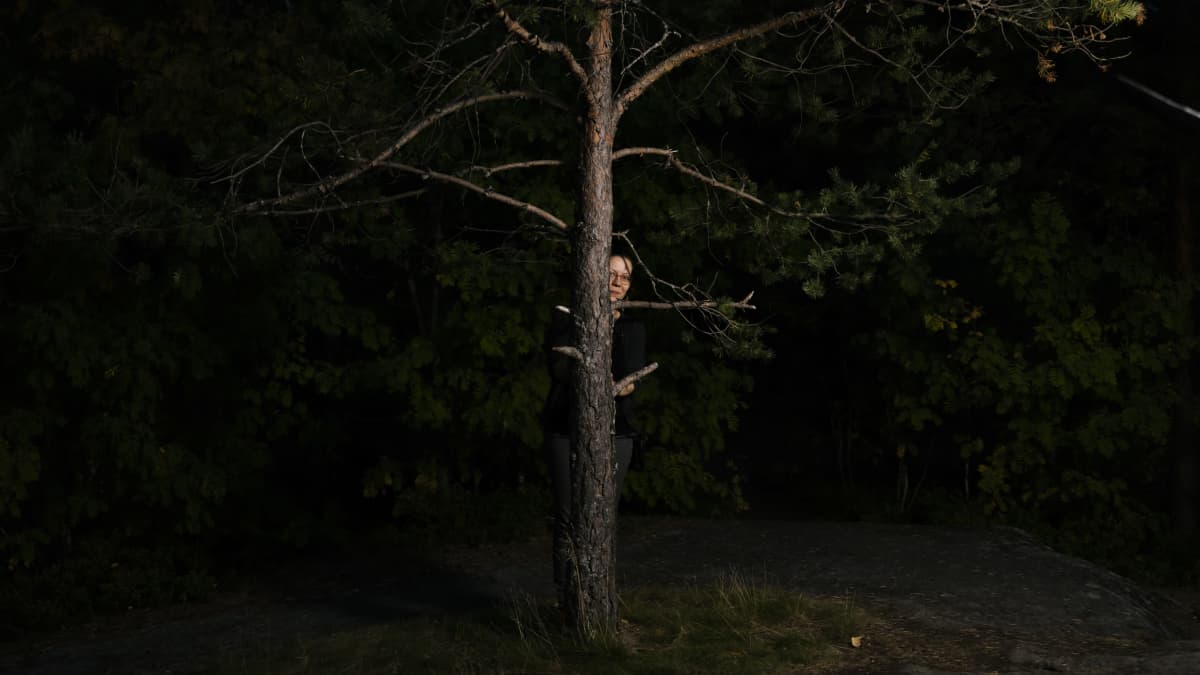 Riikka Kaihovaraa henkilökuvassa metsässä.