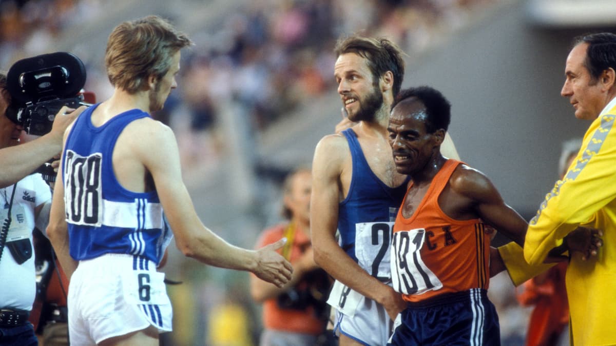 Kaarlo Maaninka och Lasse Virén gratulerar Miruts Yifter, 10 000 meter OS 1980.