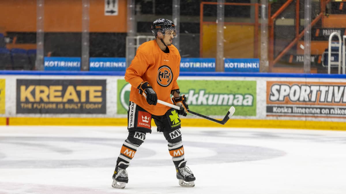 Jääkiekkoilija Michael Joly HPK:n harjoitusasussa kokokuvassa.