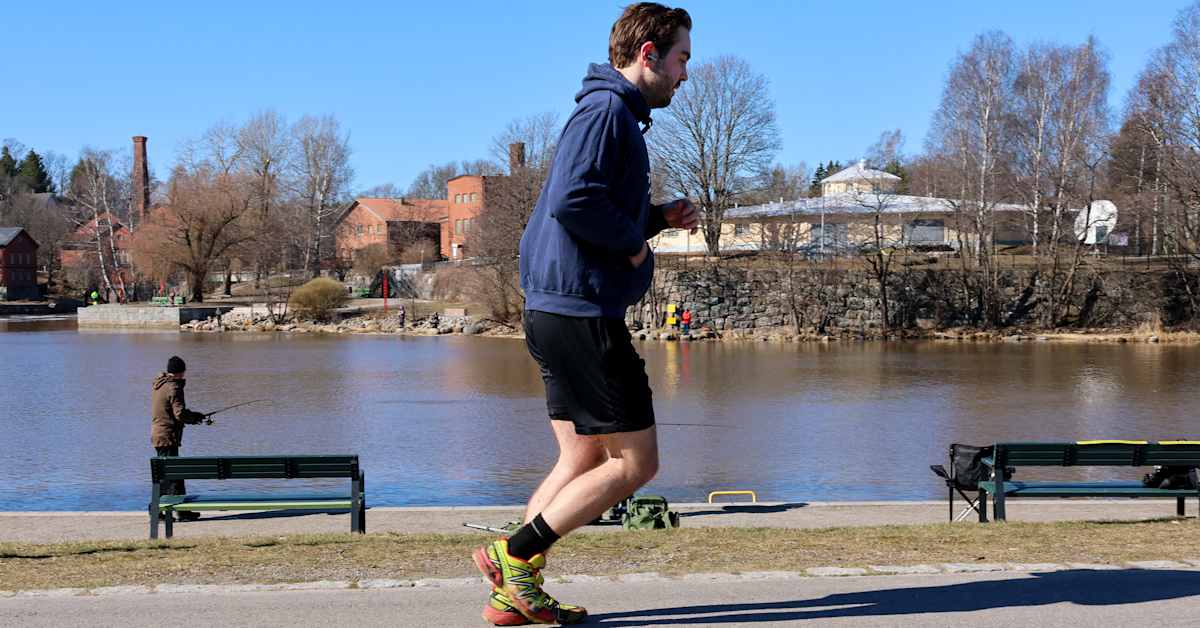 Julle-koira pukeutuu vielä villapaitaan, Leevi Kalliomaa lenkkeilee jo shortseissa