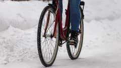 Lähikuva pyörästä jossa pyöräilijä polkee talvisessa Oulussa