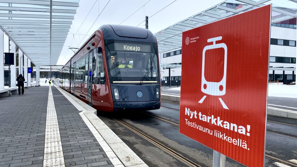 Tampereen ratikka pysähdyksissä Taysin pysäkillä Nyt tarkkana-merkin takana.