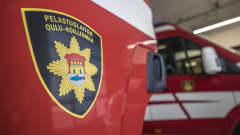 Paloautoja, Oulu-Koillismaan pelastuslaitoksen logo auton kyljessä.