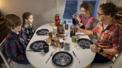 Connolyn perhe (isä Joffy, tytär Iona, poika Felix ja äiti Holly) syövät aamupalaa.