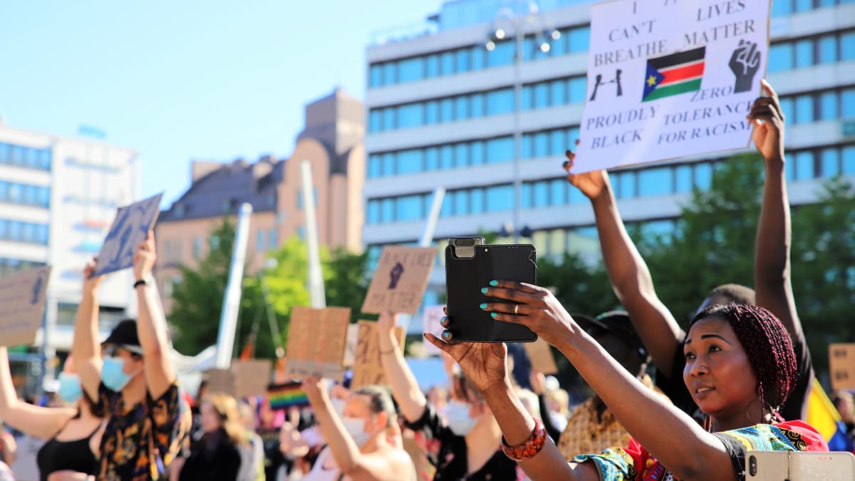 Yleisöä Black lives Matter -mielenilmauksessa