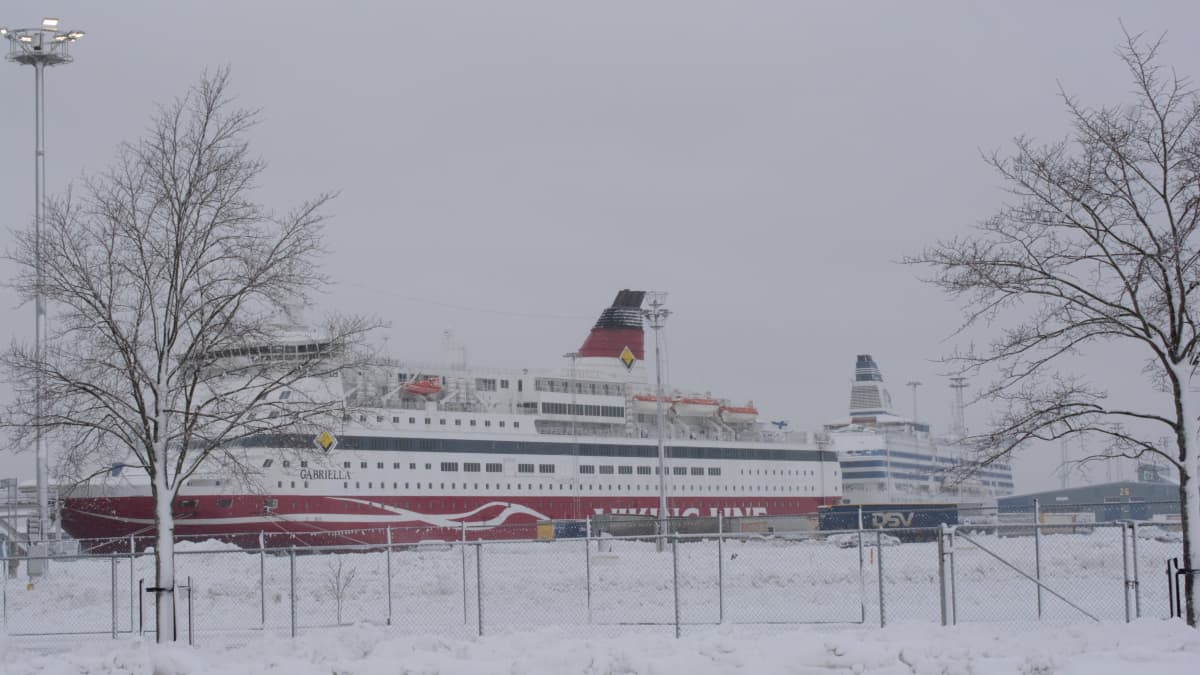 Ruotsinlaivoja Turun satamassa säilytyksessä.
