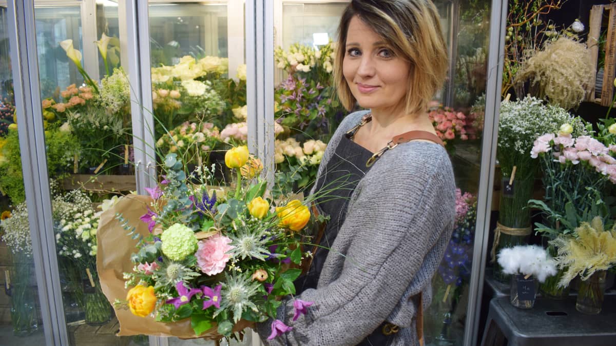 Kukkakauppias Janette Stenholm ihmettelee asiakasmäärien laskua. 